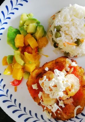 Una foto de Patacon con hogao y camarones