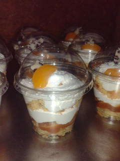 Una foto de Postres de durazno, Chantilly vegetal y dulce de leche en vaso 😋