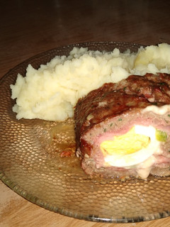 Una foto de Pan de carne relleno con puré de papas