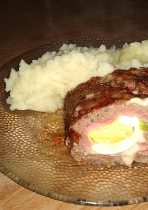 Una foto de Pan de carne relleno con puré de papas