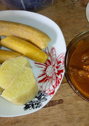 A picture of Unripe plantain/Yam with Bini Owo sauce.