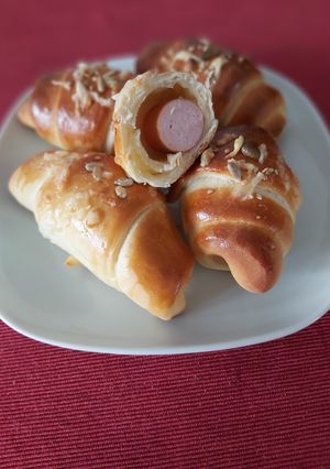 O poză a rețetei Cornuri cu crenvurşti și cașcaval.