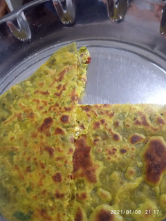 ચીઝી પાલક પરાઠા (Cheesy Palak Paratha Recipe In Gujarati) રેસીપી મુખ્ય ફોટો