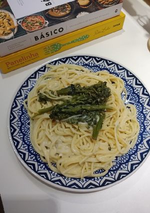 Foto de Espaguete sem glúten ao molho branco vegano com brócolis