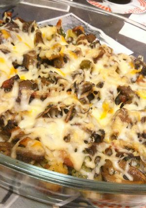 Una foto de Champiñones, setas y brocoli gratinado