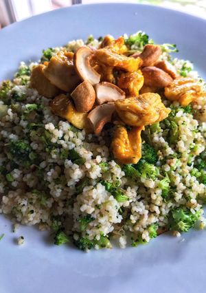 Una foto de Cous cous de brócoli con pollo a la naranja