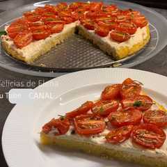 Una foto de Pastel de polenta con tomates y ajo