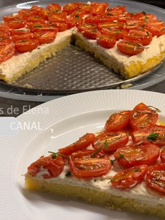 Una foto de Pastel de polenta con tomates y ajo