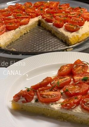 Una foto de Pastel de polenta con tomates y ajo
