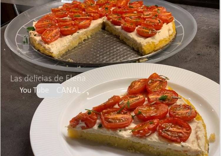 Pastel de polenta con tomates y ajo