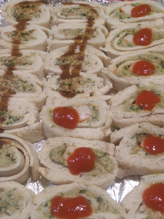 Una foto de Rollitos rápidos de atún, con salmón y con guacamole