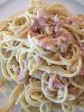 Spaghetti a la Carbonara con crema agria y bacon🥓
