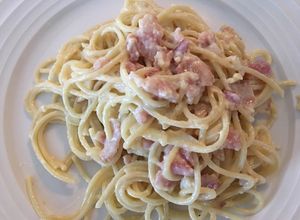 Una foto de Spaghetti a la Carbonara con crema agria y bacon🥓