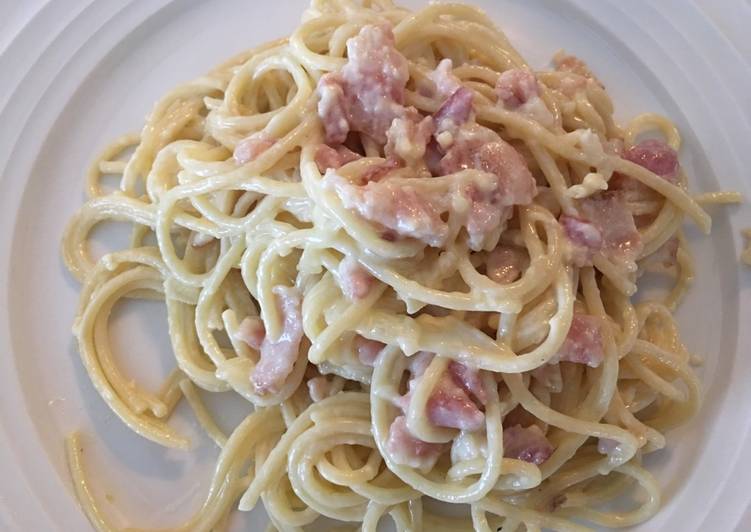 Spaghetti a la Carbonara con crema agria y bacon🥓