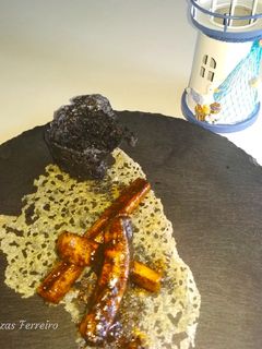 Una foto de Tiras de pota en tinta de calamar
