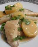 Filete de pescado con papas y espárragos