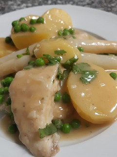Una foto de Filete de pescado con papas y espárragos