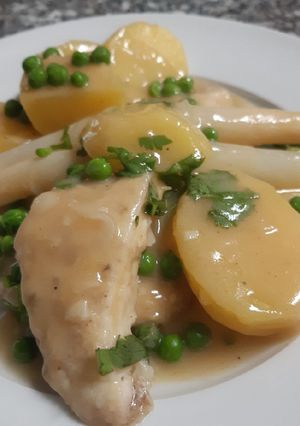 Una foto de Filete de pescado con papas y espárragos
