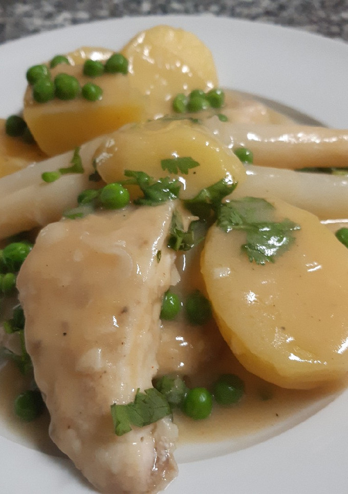 Una foto de Filete de pescado con papas y espárragos