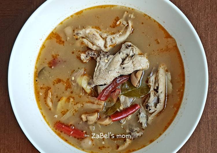 Cara Gampang Membuat Chicken Tom Yam Soup (Sup Ayam Asam Pedas) yang Menggugah Selera