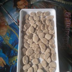 A picture of Til jaggery balls.