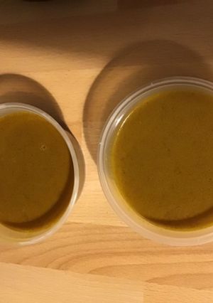 Une photo de Bouillon aux deux oignons et curry