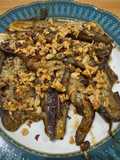 Terong Bumbu Unagi dengan Taburan Bawang Putih Goreng dan Chili Flakes