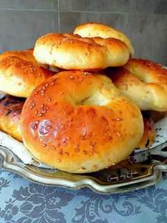 Una foto de Roscones tiernos de leche, mantequilla y pepitas de chocolate