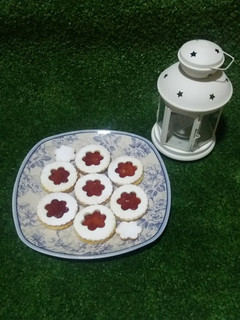 Una foto de Galletas de mantequilla y mermelada de fresa
