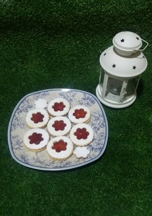 Una foto de Galletas de mantequilla y mermelada de fresa