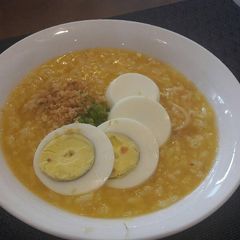 A picture of Arroz Caldo (Filipino style congee).