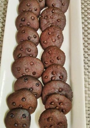 ডার্ক চকোলেট কুকিজ(dark chocolate cookies recipe in Bengali) রেসিপির প্রধান ছবি