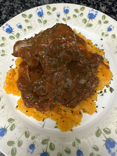 Una foto de 550. Carrilleras de cerdo al vino tinto con calabaza (principal carne)