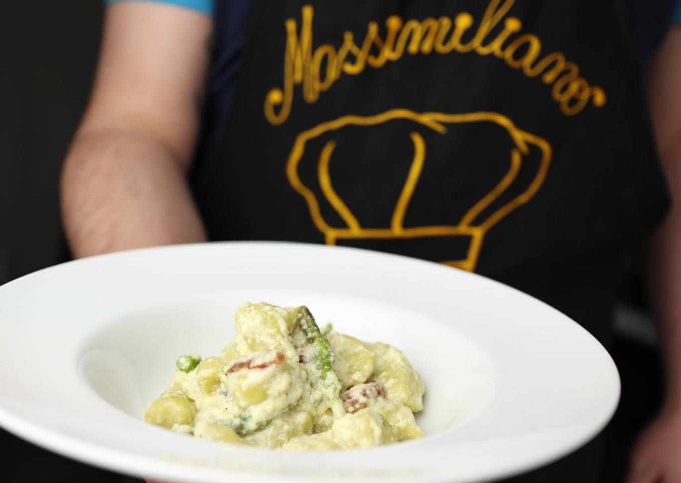 Gnocchi di asparagi con burrata e guanciale