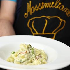 A picture of Gnocchi di asparagi con burrata e guanciale.