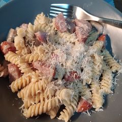 A picture of Sausage & mushroom creamy pasta.