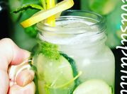 Una foto de limonada de pepino