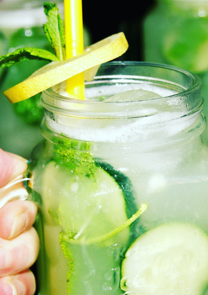 Una foto de Agua de limón y pepino 🍋🥒🍋🥒🍃
