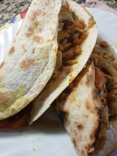 Una foto de Fajitas de pollo y verduras