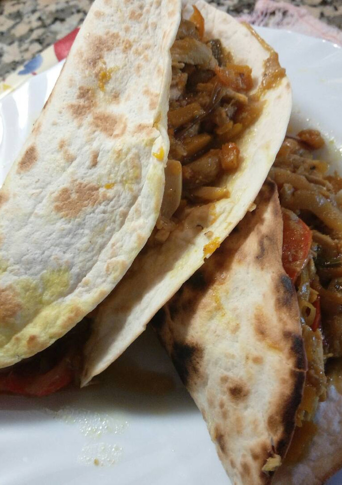 Una foto de Fajitas de pollo y verduras