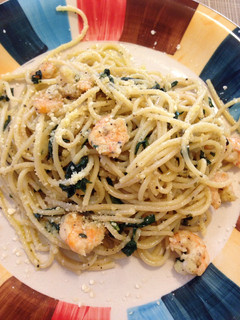 Una foto de Pasta con camarones al ajo con limón