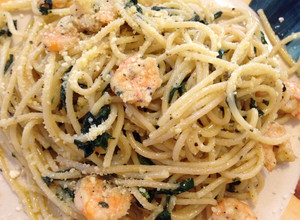 Una foto de Pasta con camarones al ajo con limón