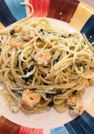 Una foto de Pasta con camarones al ajo con limón