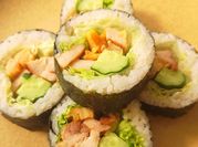Una foto di sushi e sashimi