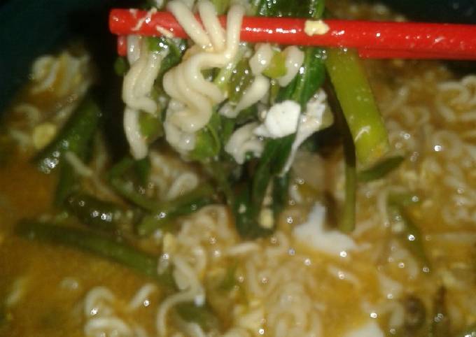 Mie instan kari spesial kangkung