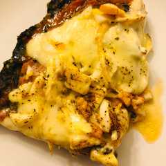 Una foto de Pizza de espinacas y muzza, jamón crudo, queso azul y huevo 😋😋 apto keto, fácil, económica y ricaaaa