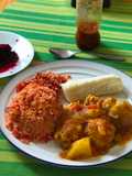 Muslo de pollo aplástelao con un arroz de remolacha