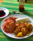 Muslo de pollo aplástelao con un arroz de remolacha