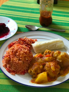 Una foto de Muslo de pollo aplástelao con un arroz de remolacha
