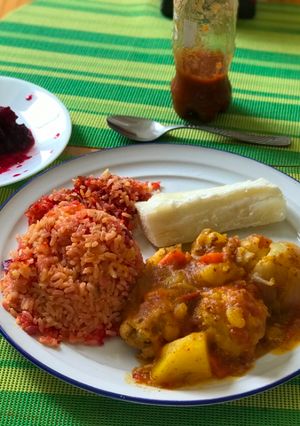 Una foto de Muslo de pollo aplástelao con un arroz de remolacha